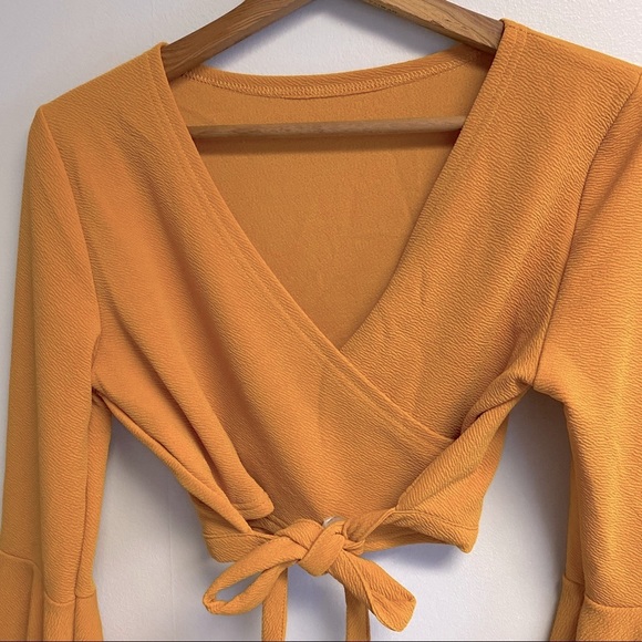 NWOT GOLD WRAP FLUTTER SLEEVE LARGE - Picture 2 of 5